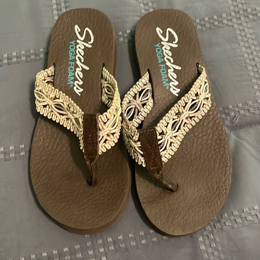 Skechers Yoga foam flip flops